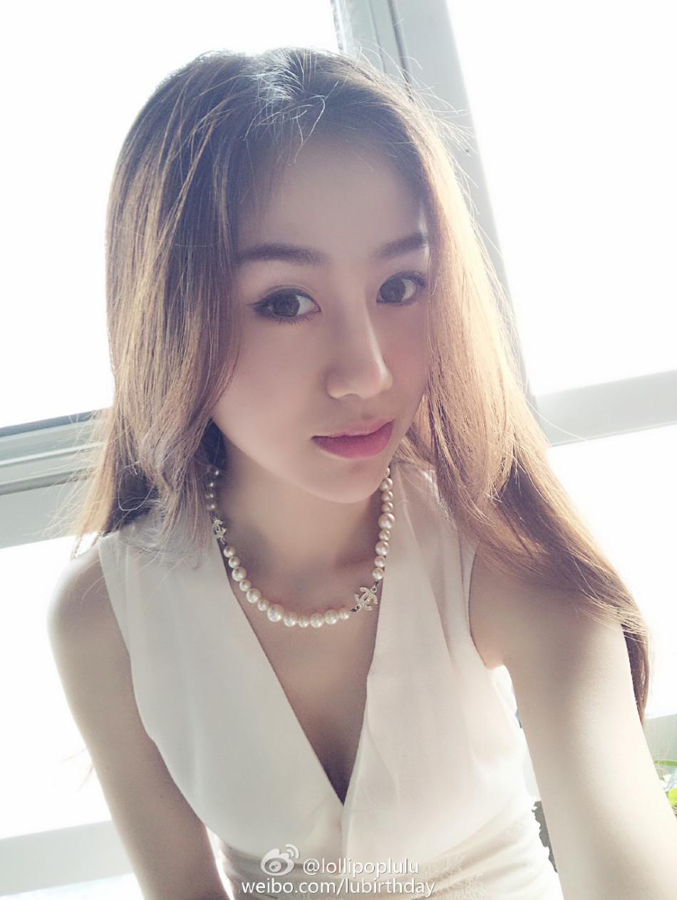 近日,北京男篮球员孙悦的妻子陈露在微博上传了几张个人的自拍照,引来