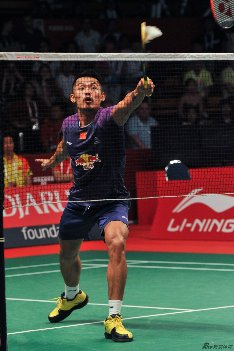 中国名将林丹以两个21-14战胜巴西选手派奥拉晋级男单第三轮.