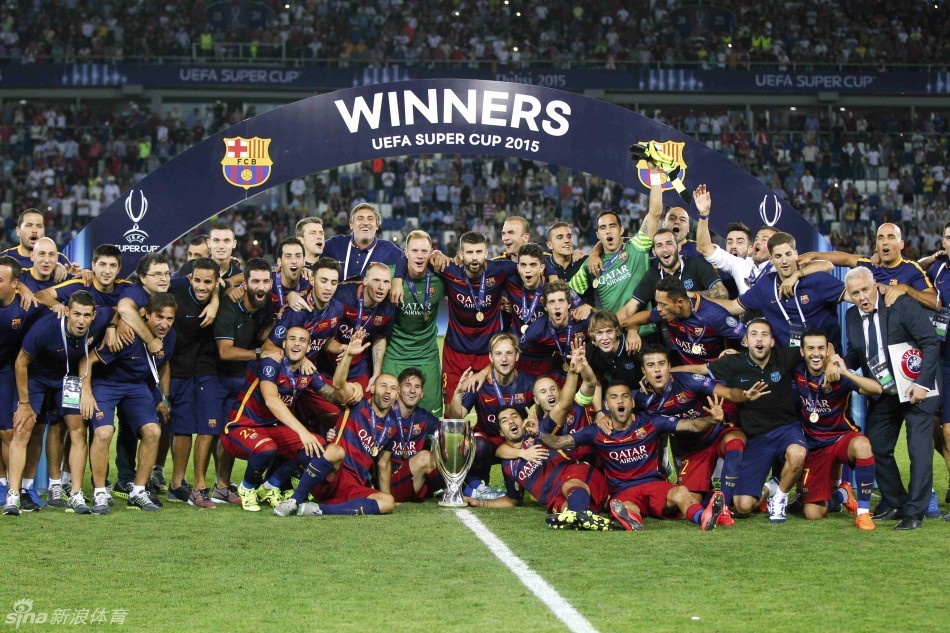 巴萨球员与奖杯合影