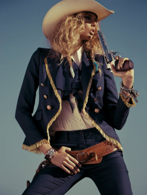 一起看组美国西部牛仔女郎的时尚大片,窈窕身材撩人心弦!