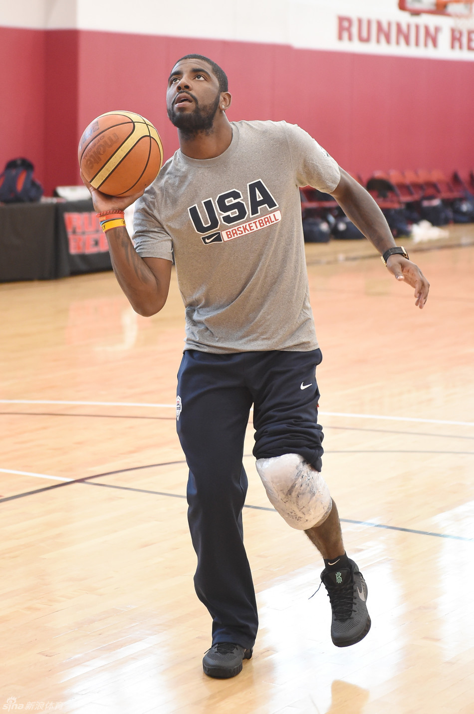 北京时间8月12日,nba众将抵达位于拉斯维加斯的美国男篮迷你训练营