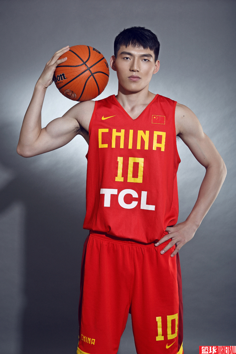 国奥男篮后卫吴前不仅球打得好,长得也是帅气逼人,在场的化妆师夸他是