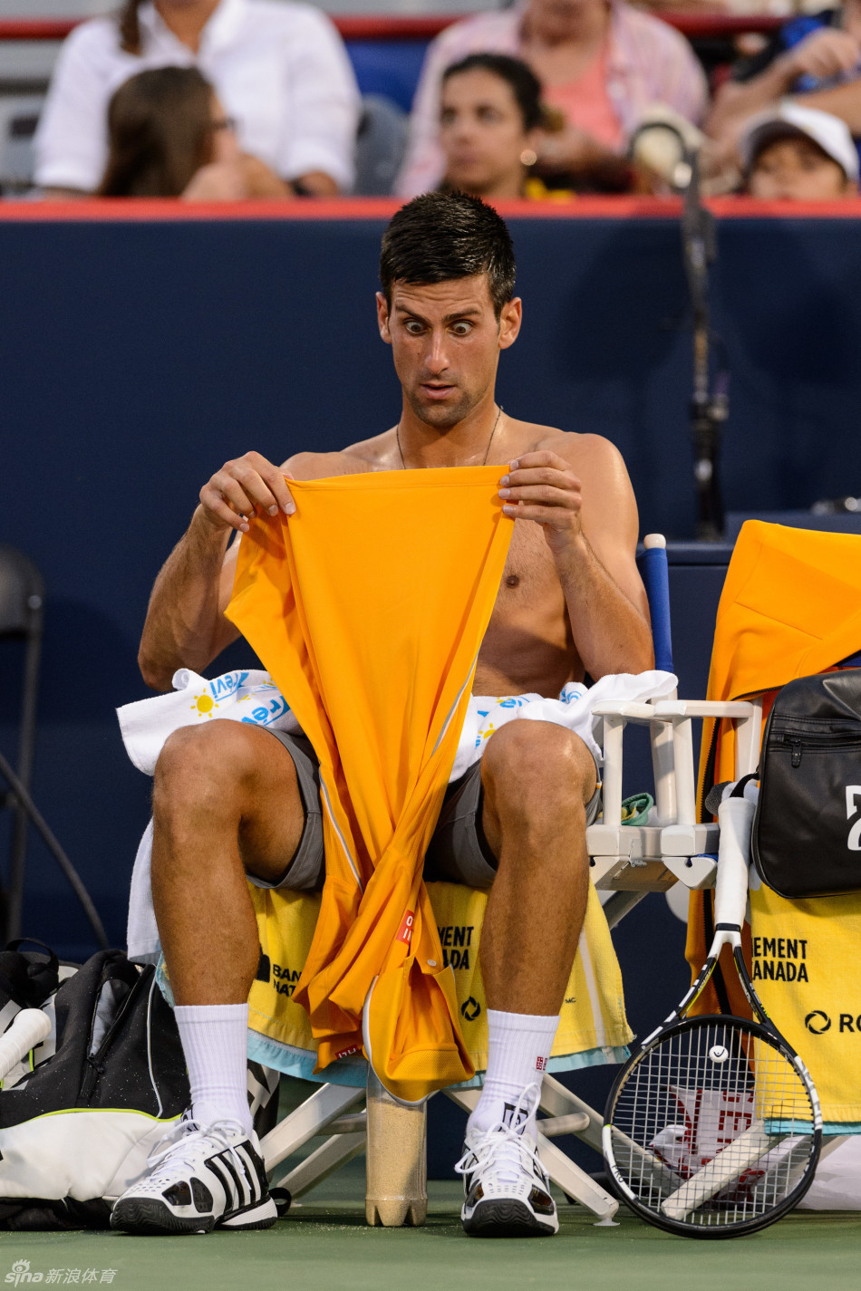 头号种子,世界第一德约科维奇挽救两个赛点后,以5-7/7-6(7)/6-1逆转