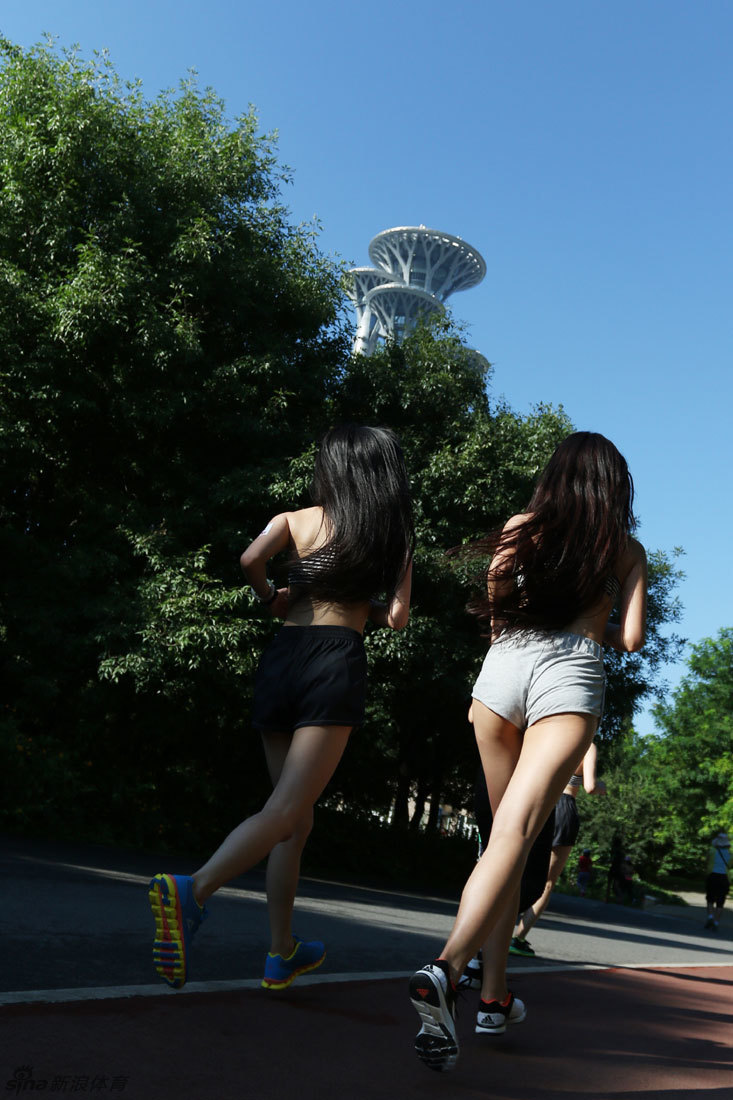 奥森内衣跑美女云集_高清图集_新浪网