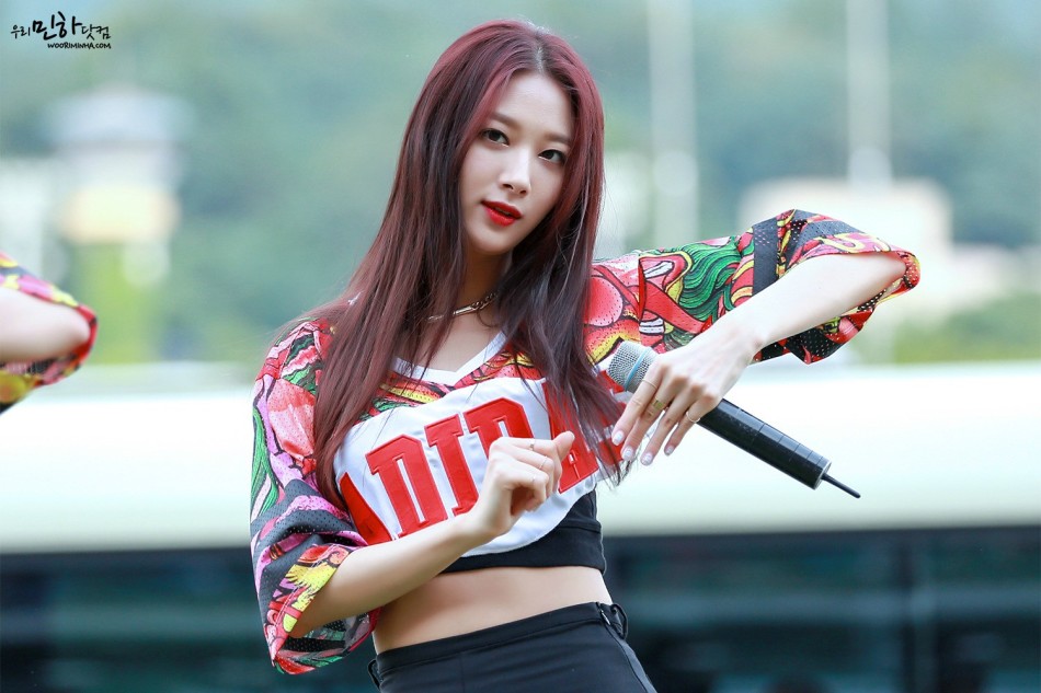 近日,韩国组合ninemuses的一组赛马场公演照曝光,劲