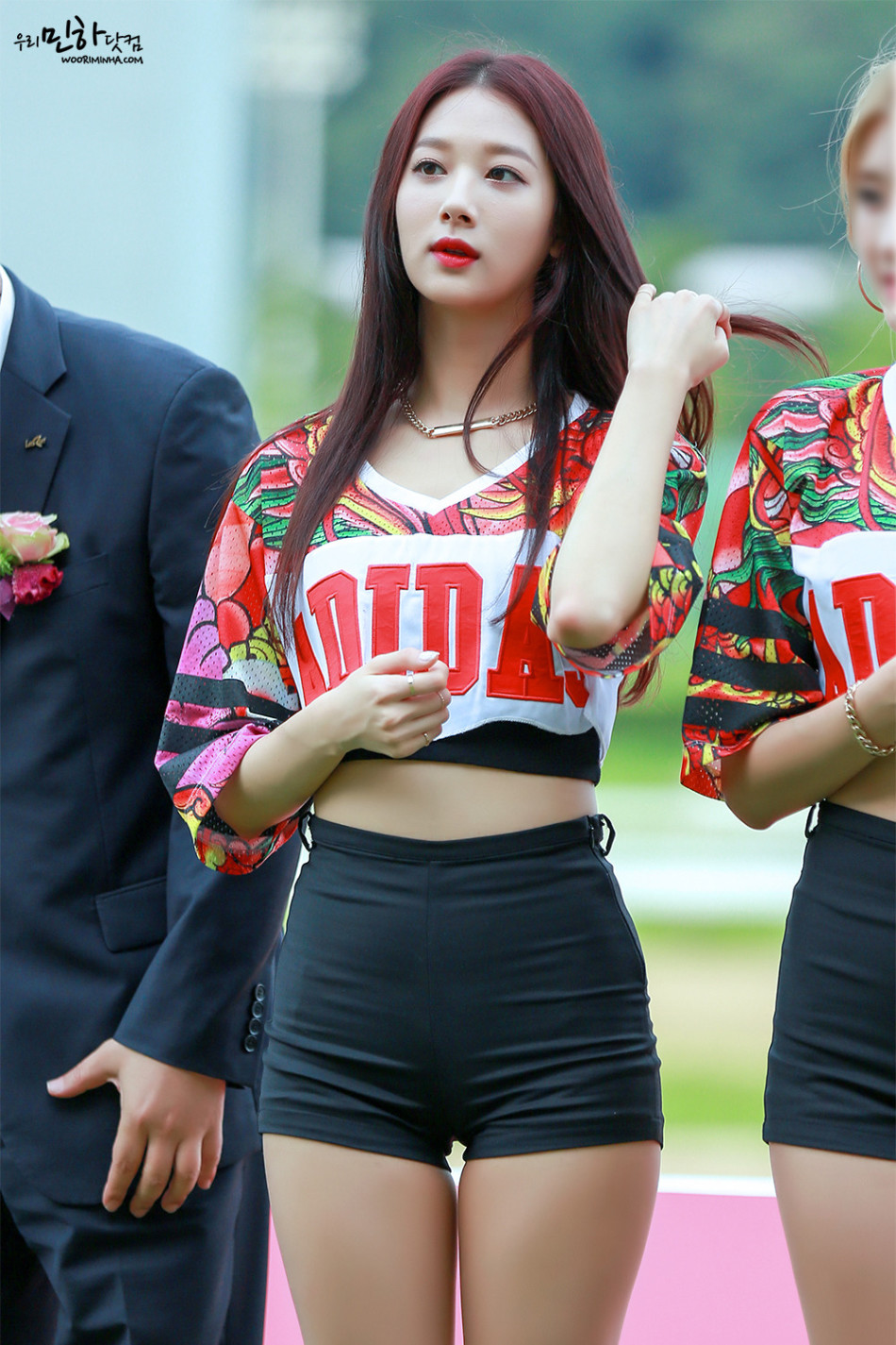 近日,韩国组合ninemuses的一组赛马场公演照曝光,劲歌辣舞气氛火爆