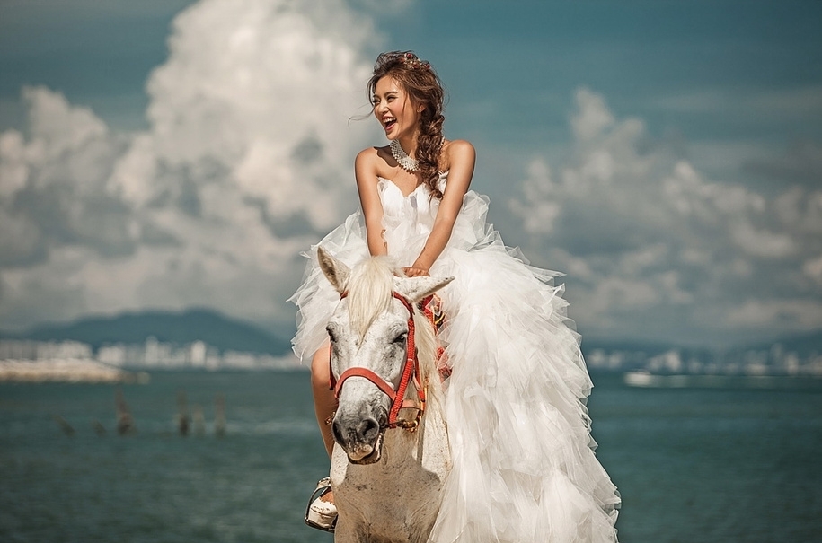 一起看组新人骑马婚纱大片,超凡脱俗简直美到爆!(图片来源网络)