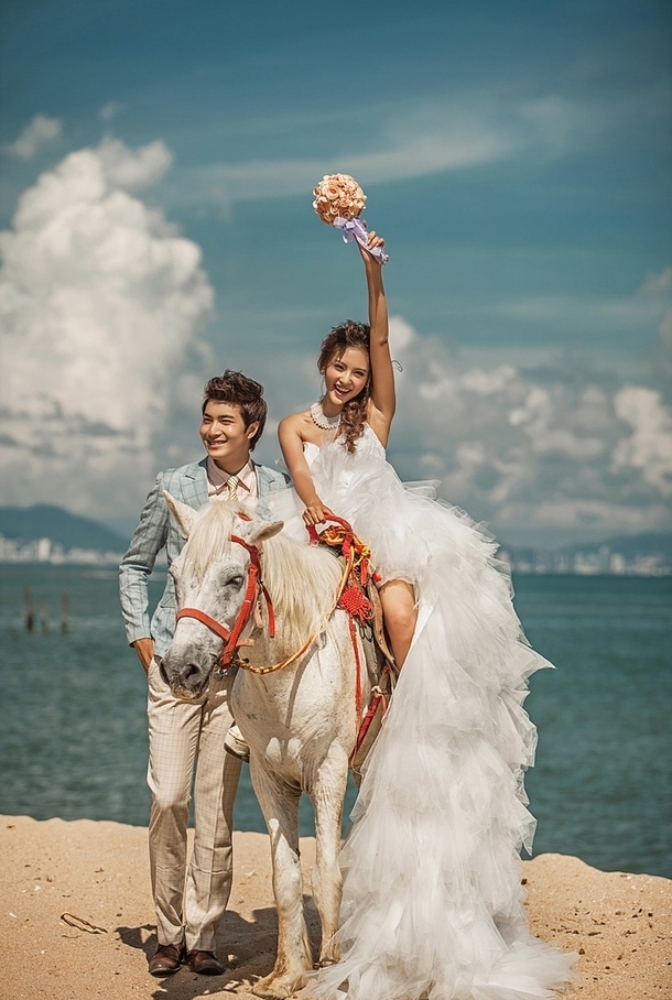 一起看组新人骑马婚纱大片,超凡脱俗简直美到爆!(图片来源网络)
