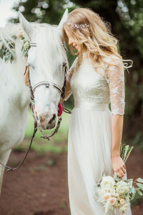 一起看组新人骑马婚纱大片,超凡脱俗简直美到爆!(图片来源网络)
