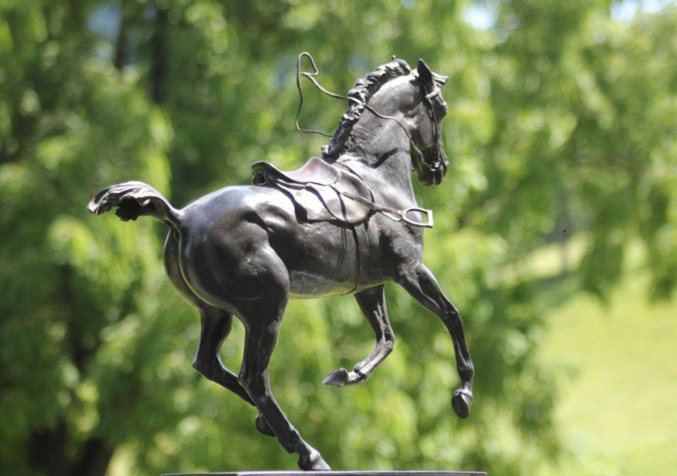 法国一名艺术家,他创作的马主题雕塑惟妙惟肖,栩栩如生,让我们一起