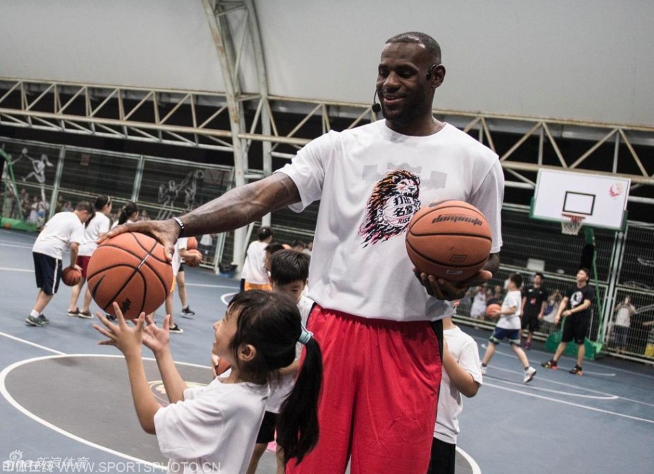 詹姆斯中国行次日_高清图集_新浪网