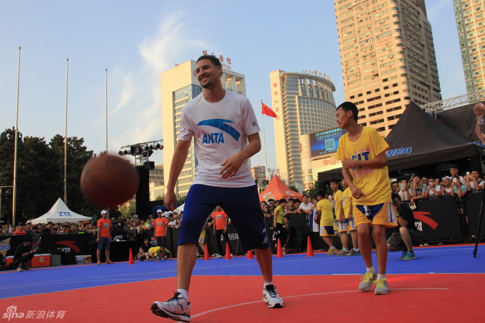 汤普森中国行捧冠军奖杯_高清图集_新浪网