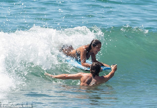 阿隆索热吻比基尼女友_新浪图片_手机新浪网