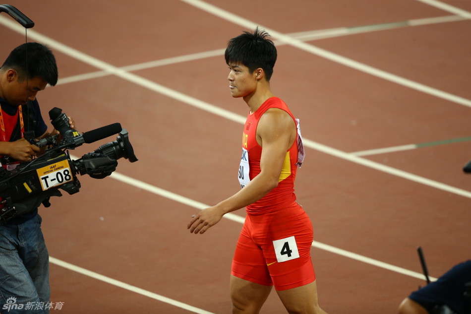 苏炳添在百米半决赛中以9秒99的成绩平了自己保持的全950_633