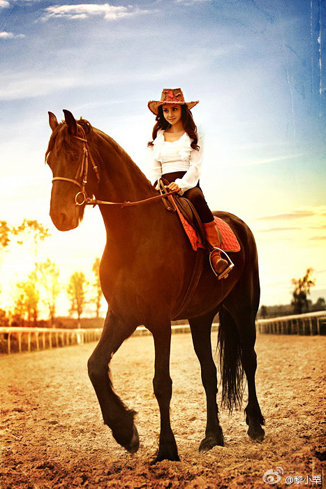 骑马作为一种时尚运动越来越受到欢迎,一起欣赏下"女骑手"们的马上