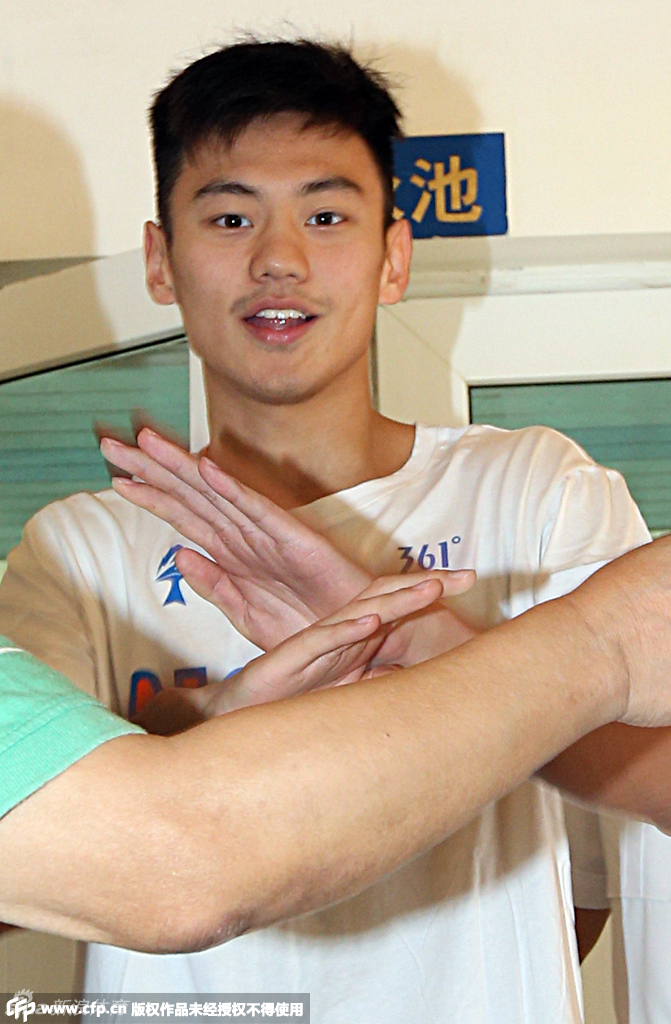 上海,2015年8月26日,上海游泳协会慰问载誉归来的宁泽涛和教练叶瑾