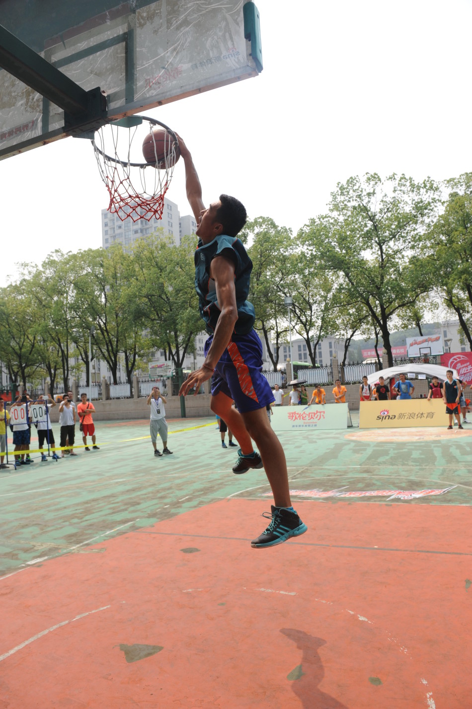 新浪街球武汉站扣篮大赛_高清图集_新浪网
