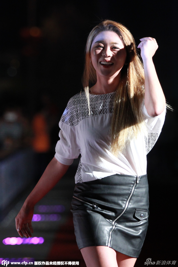 金佳映红毯秀气质镇场_新浪图片_手机新浪网