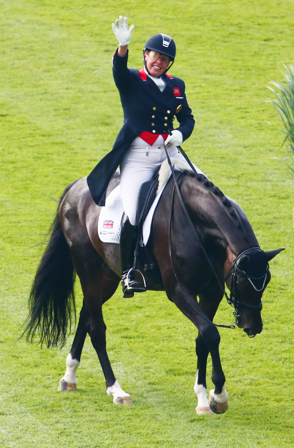 独眼女骑手笑傲赛场_高清图集_新浪网