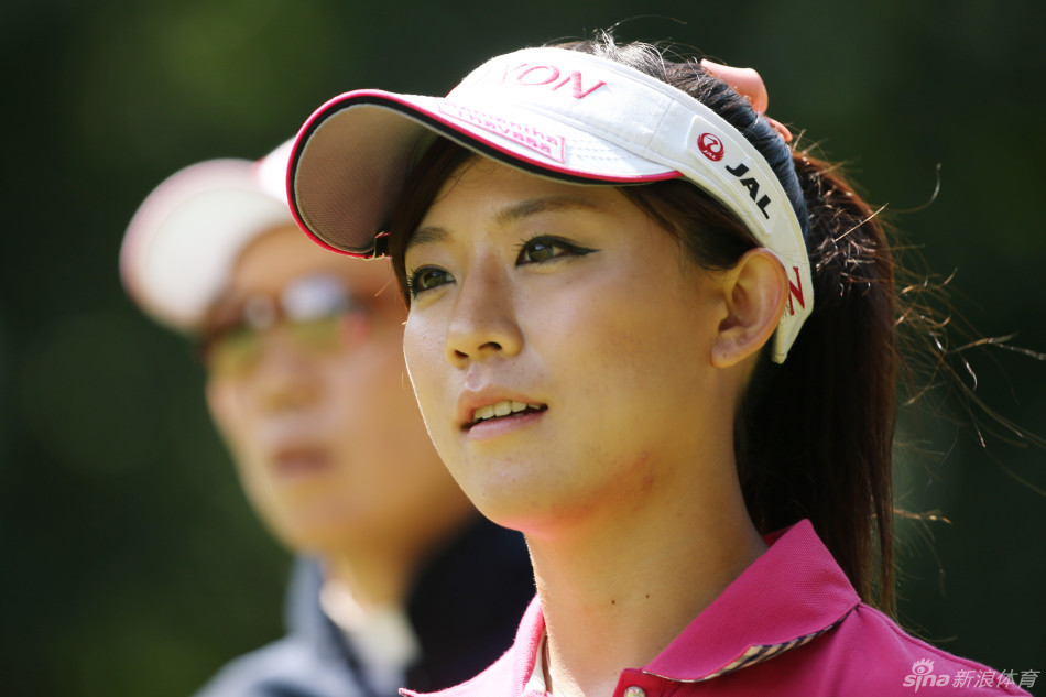 韩国27岁美女球手李宝美在北海道小樽乡村俱乐部打出71杆,领先2杆摘下