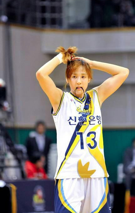 在韩国队阵中,一位名叫金丹菲的气质型美女堪称本次亚锦赛的一大亮点.