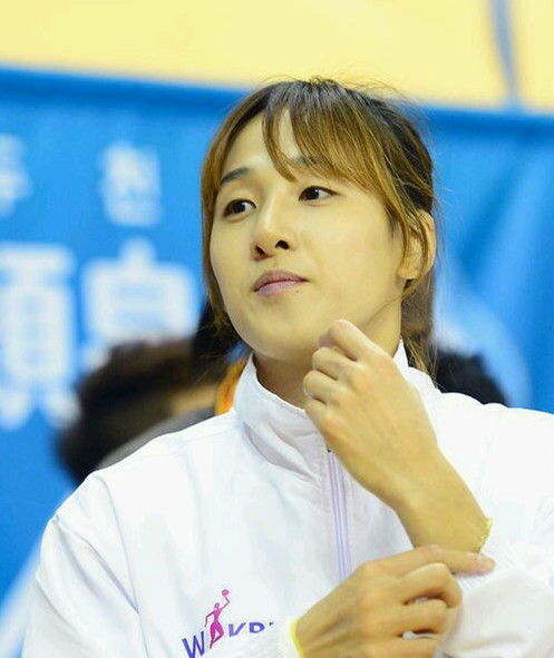 在韩国队阵中,一位名叫金丹菲的气质型美女堪称本次亚锦赛的一大亮点.