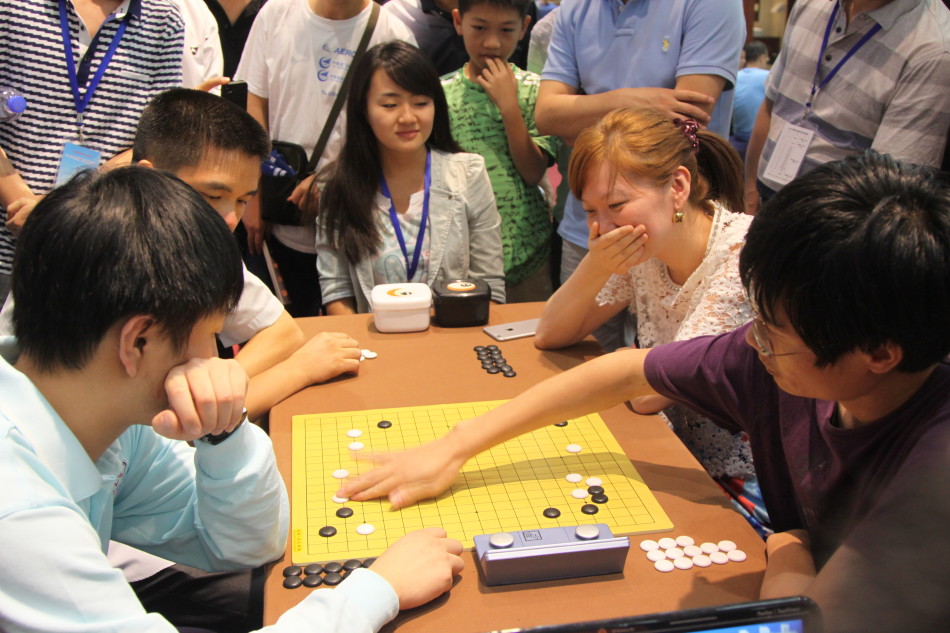 8月30日,2015年全国职工围棋赛队际赛,曹大元李亚春携美女职业棋手