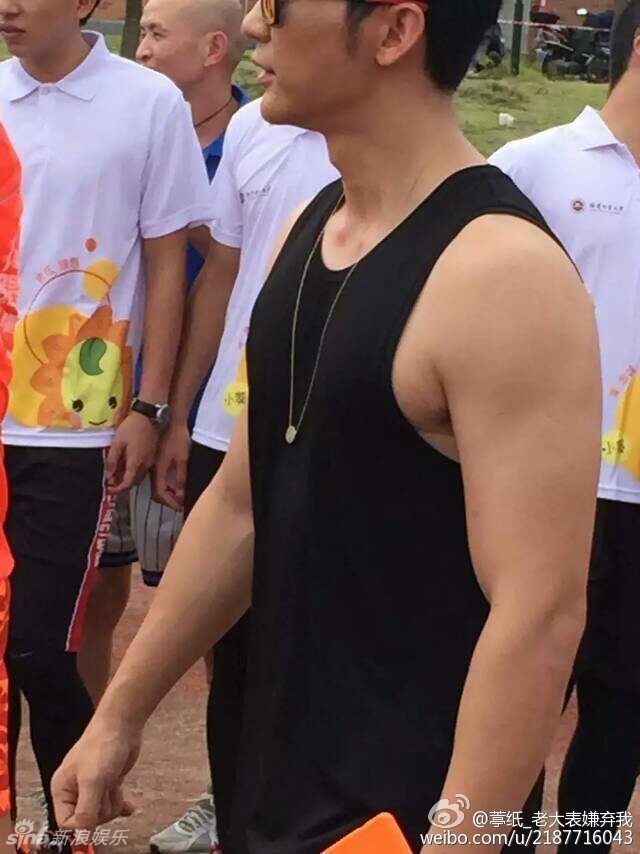 李晨现身跑步活动秀胸肌