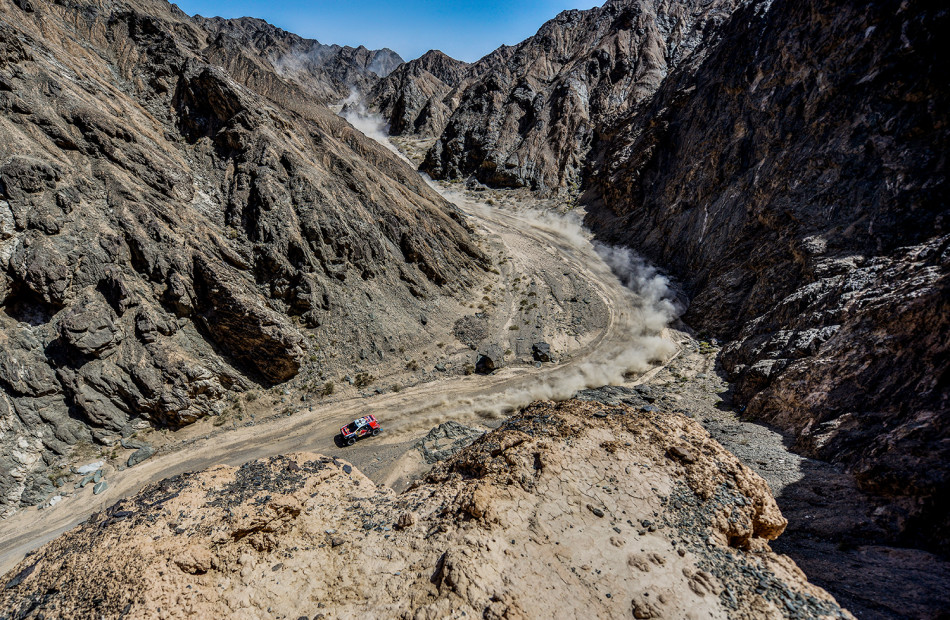 75公里,这一赛段与去年的路线一致,大部分是平坦的戈壁路,最后一段路