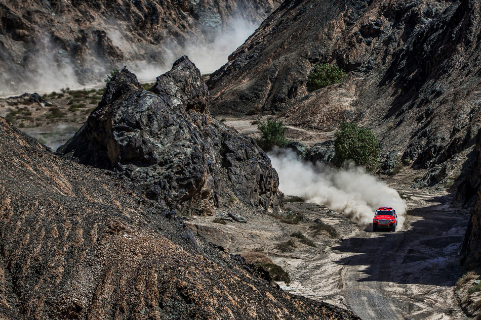 75公里,这一赛段与去年的路线一致,大部分是平坦的戈壁路,最后一段路