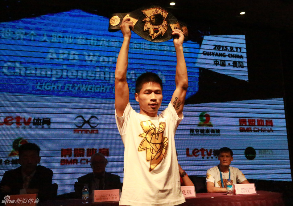 世界拳王争霸赛吕斌称重_高清图集_新浪网