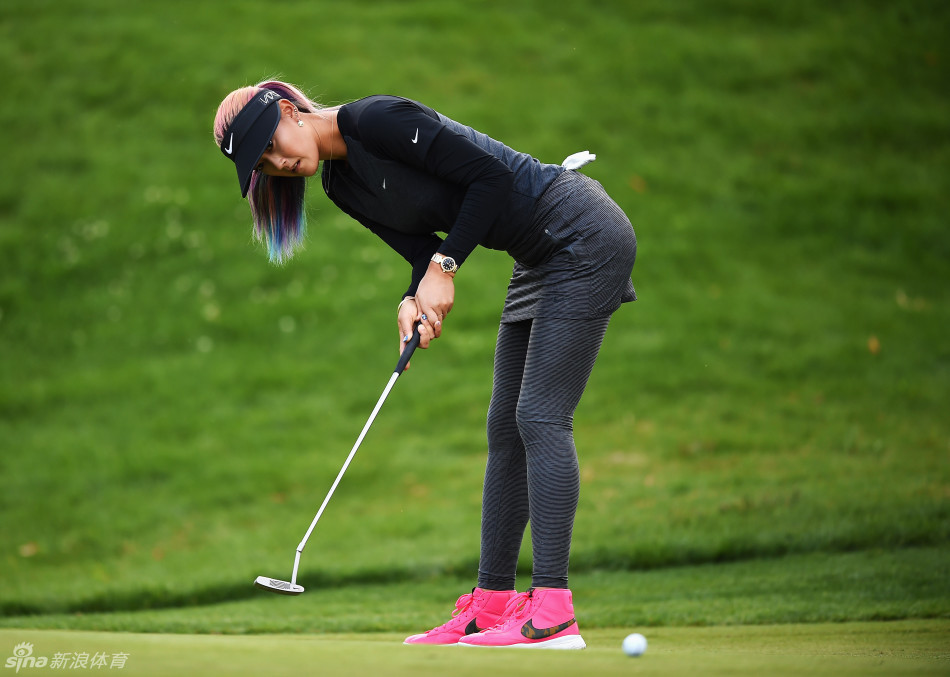 "小魔女"魏圣美在依云锦标赛第二轮中发挥出色,打出66杆(-5).