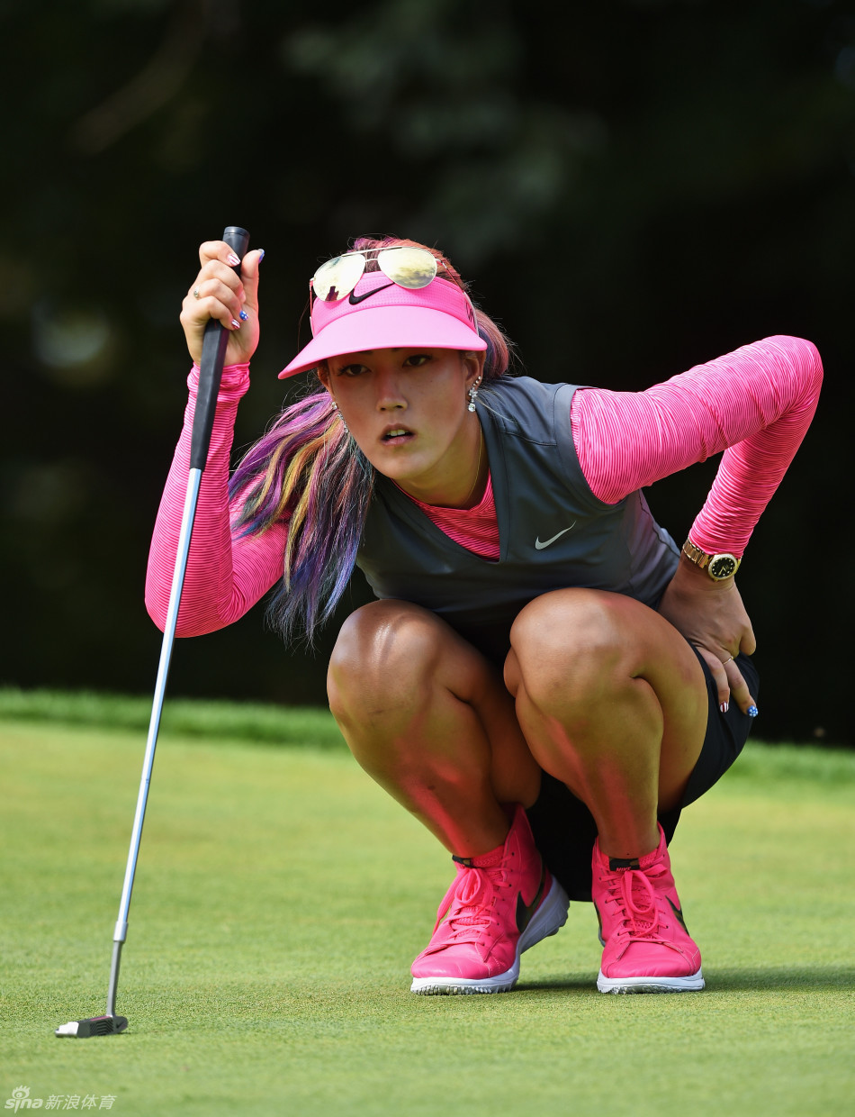 魏圣美蹲下看线