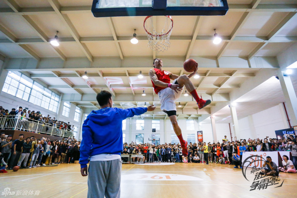 来自云南财经大学的cuba扣篮王林景元和中国著名扣篮帝陈登星的对决