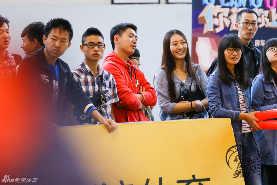 来自云南财经大学的cuba扣篮王林景元和中国著名扣篮帝陈登星的对决