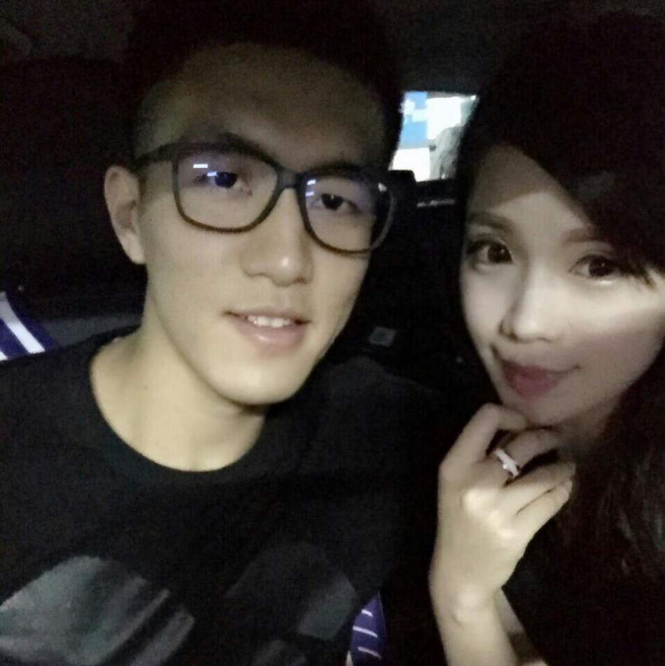 郭艾伦和女友甜蜜合照