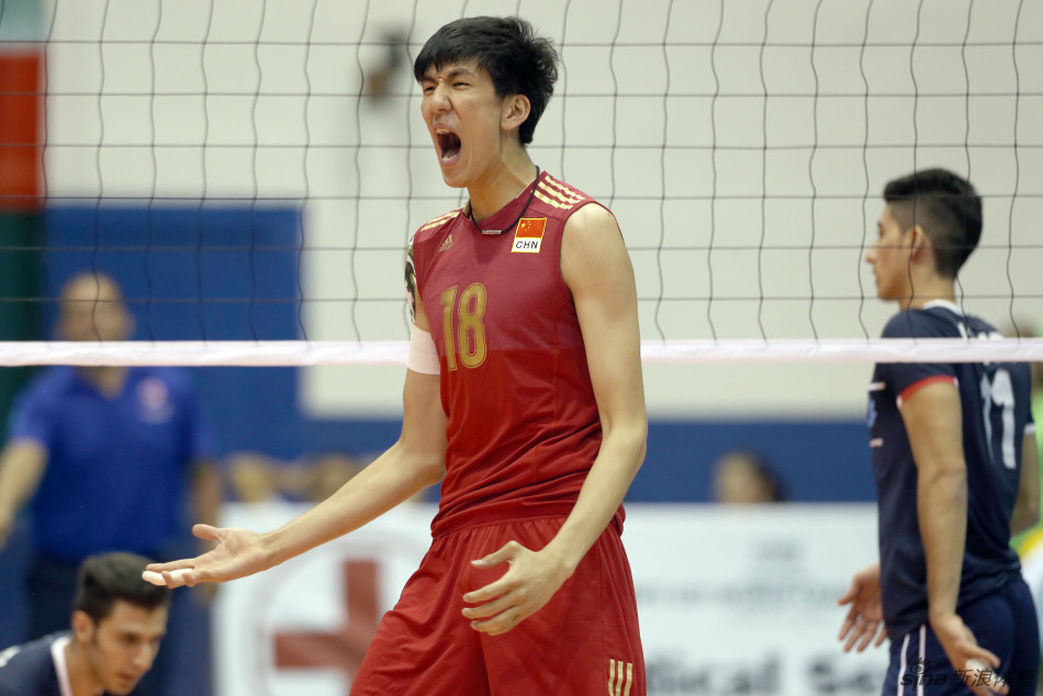 中国球迷高举国旗