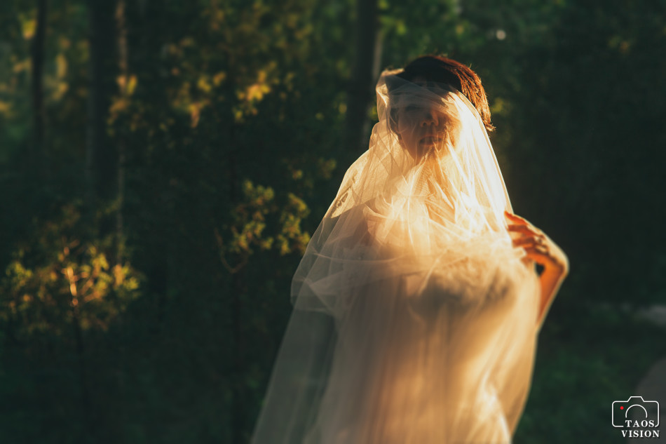 近日,中国女排国家队二传沈静思与爱人拍摄了浪漫的婚纱照.