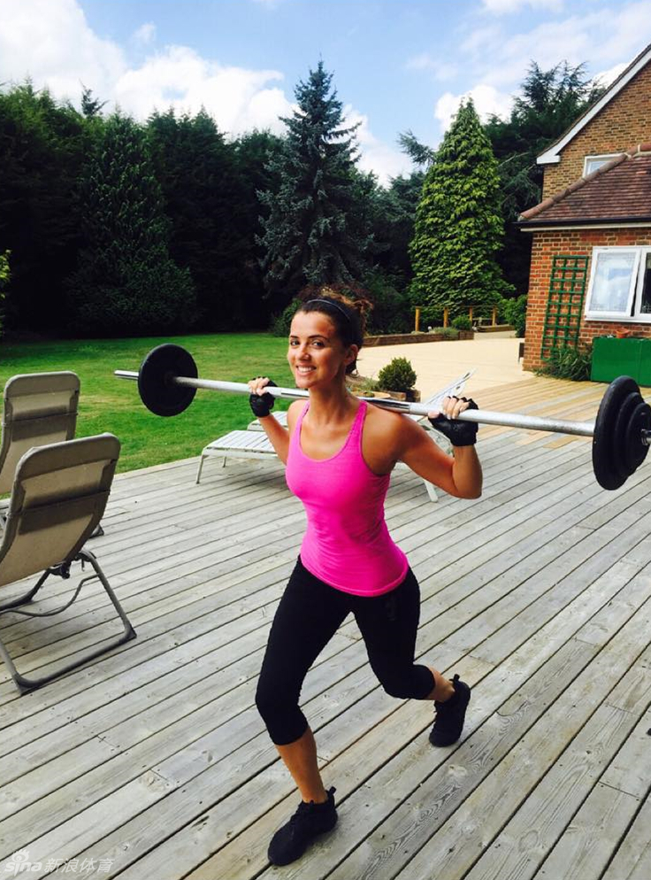 网络红人健身教练露西-梅克伦博格(lucy mecklenburgh)通过坚持不懈的