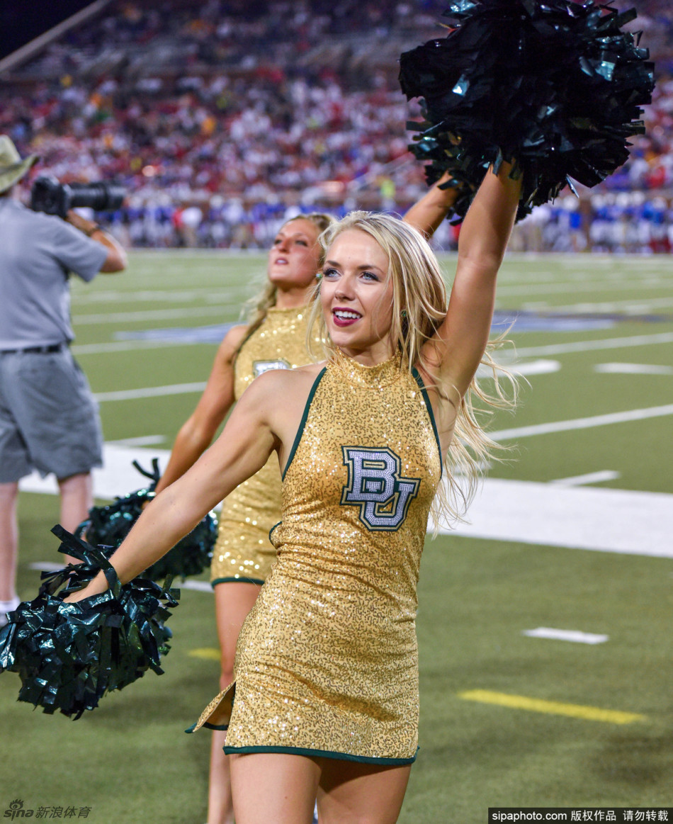 近日,美国,美国ncaa橄榄球联赛如火如荼进行,高颜值大学生啦啦队宝贝