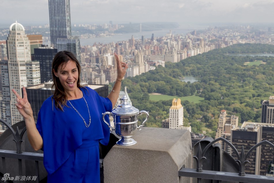 男友弗格尼尼捧起女单冠军奖杯抢戏佩内塔