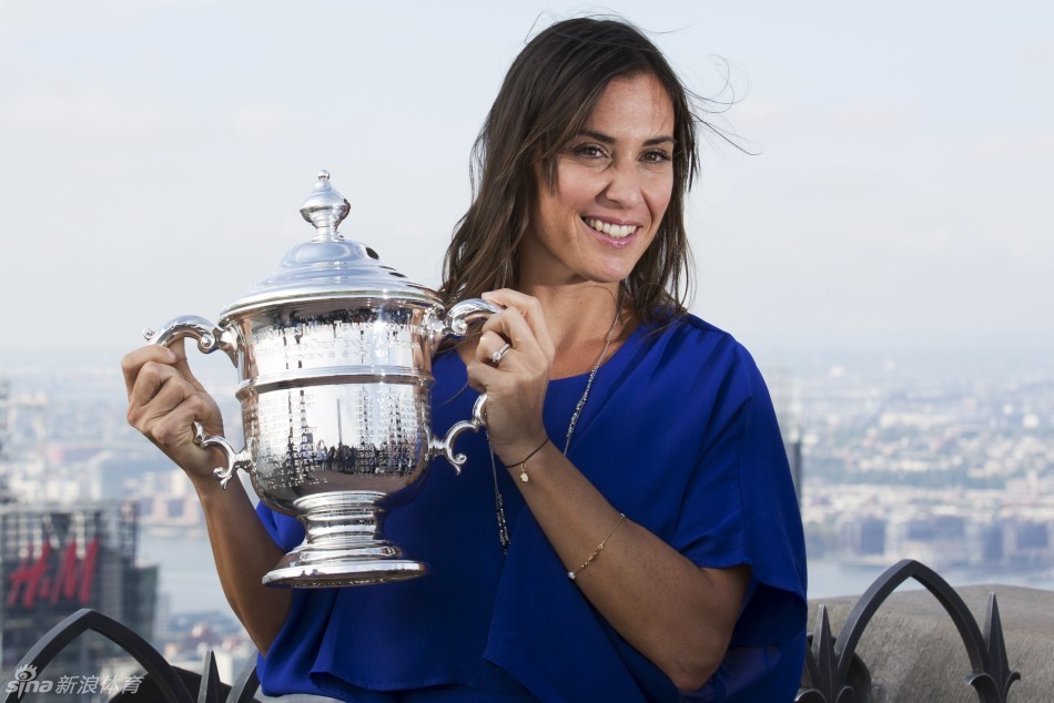 佩内塔拍照男友抢戏