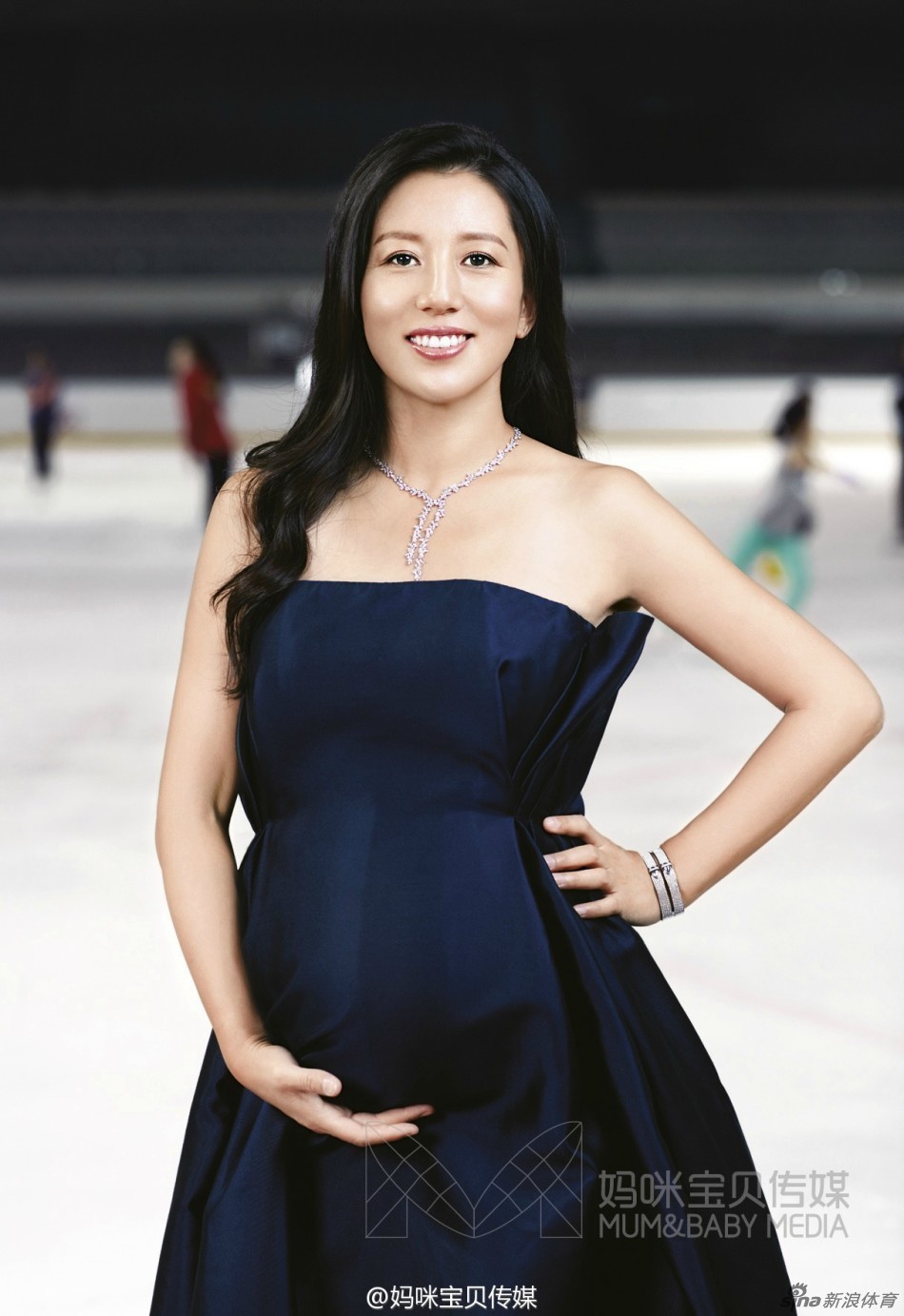 杨扬孕照登杂志封面