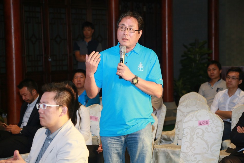 刘隆基先生与厂商代表土巴兔战略合作签约