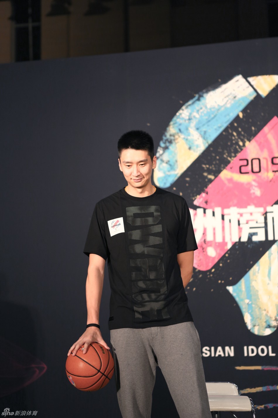 孙悦现身高校以球会友分享人生_高清图集_新浪网