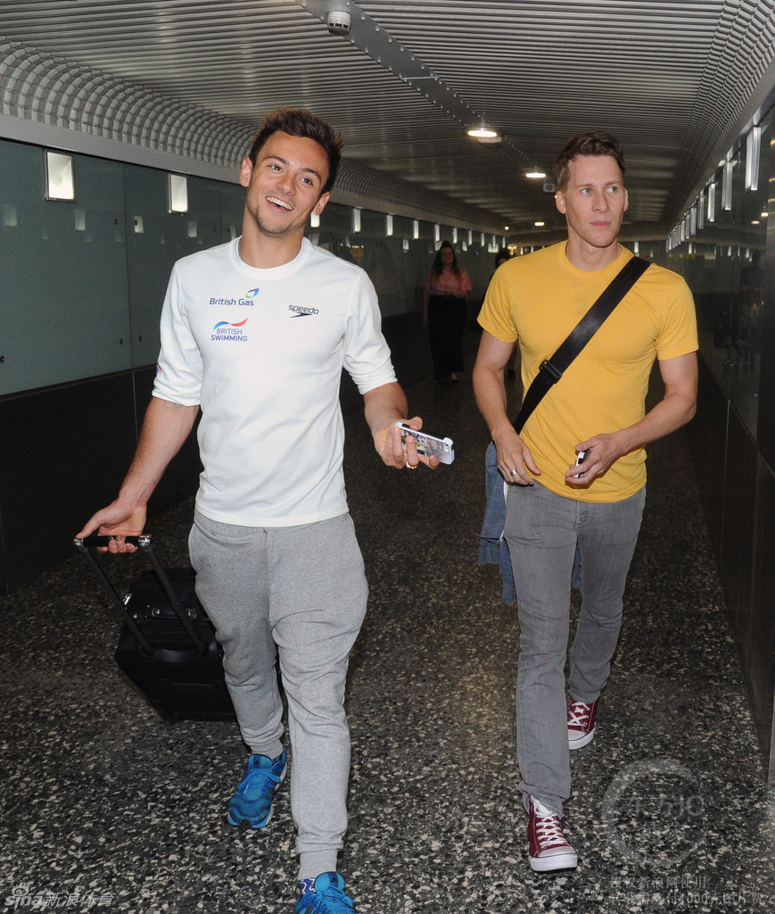 跳水名将戴利与男友订婚_高清图集_新浪网