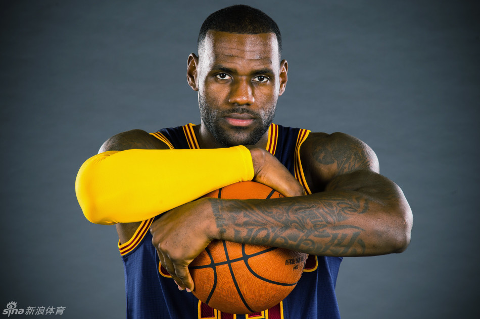 北京时间9月29日,克利夫兰骑士队拍摄新赛季nba定妆照.