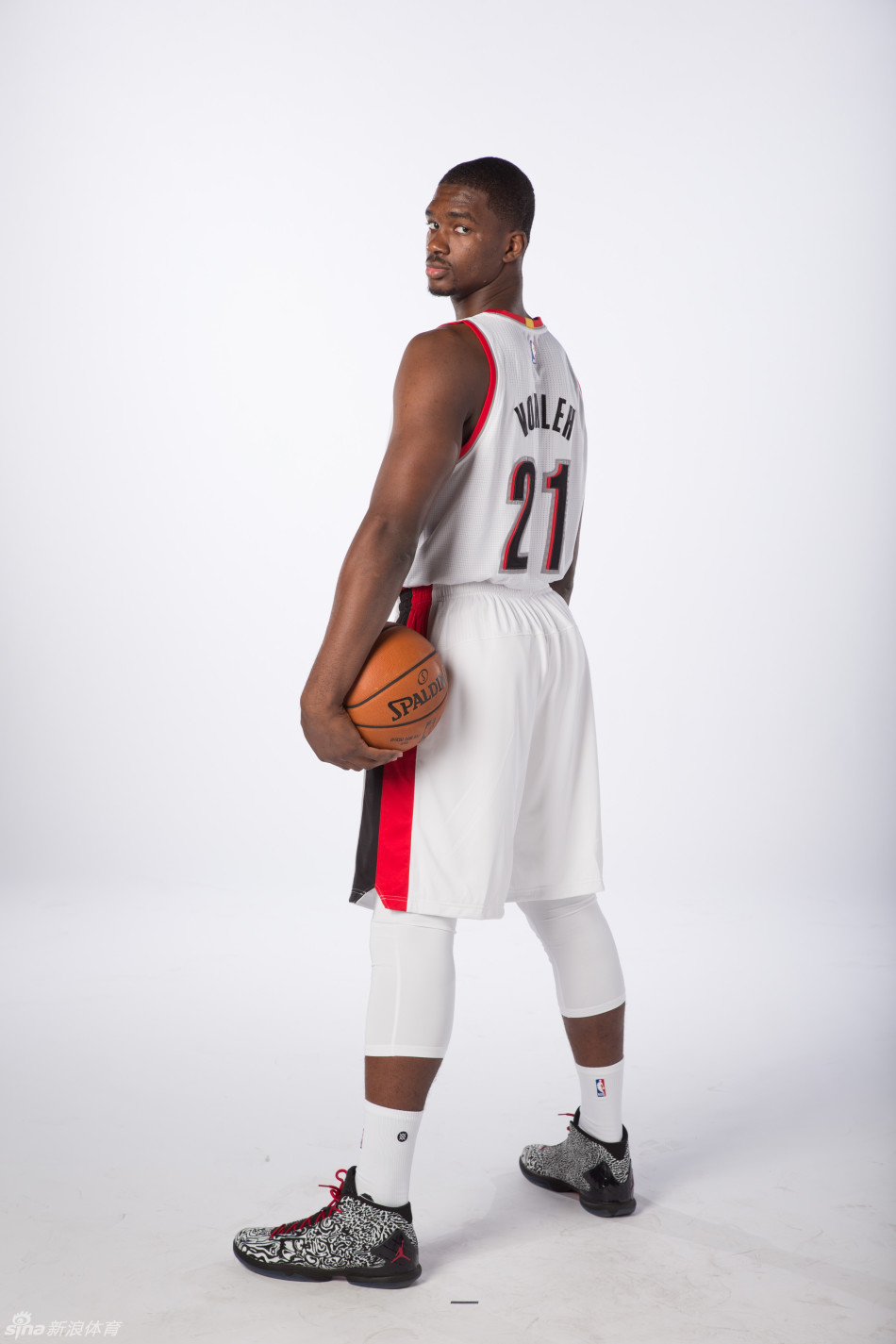 北京时间9月30日,开拓者举行球队媒体日,并拍摄官方定妆照.