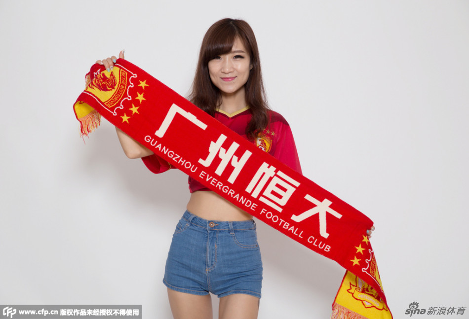 2015年09月28日,广州恒大足球宝贝披国旗拍写真,力挺恒大亚冠顺利晋级