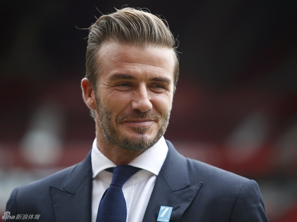 贝克汉姆重返老特拉福德为慈善赛拍摄照片,展现迷人微笑帅气逼人